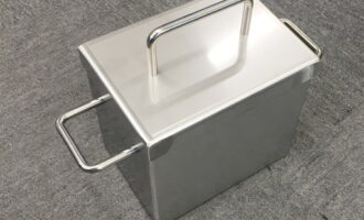 ステンレス ボックス オーダーメイド品。SUS304の厚み2mmで加工。取ってはタキゲン製をビス止め。有限会社マルカ製作所