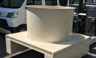 プラント用の製缶品。鉄板(SPHCｰP)t=3.2をレーザー切断し、ロールベンダーやベンダー加工機を使用し曲げ加工を行った製品。表面処理は焼付塗装。有限会社マルカ製作所