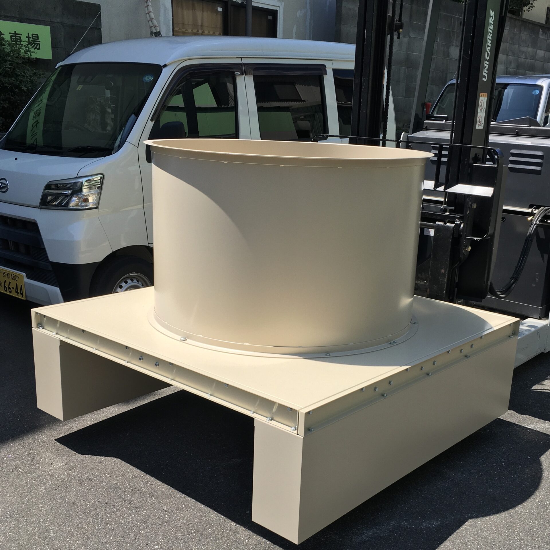 プラント用の製缶品。鉄板(SPHCｰP)t=3.2をレーザー切断し、ロールベンダーやベンダー加工機を使用し曲げ加工を行った製品。表面処理は焼付塗装。有限会社マルカ製作所
