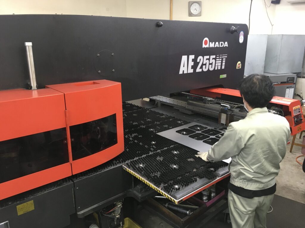 タレットパンチプレス AE-255を使用した作業の光景です。