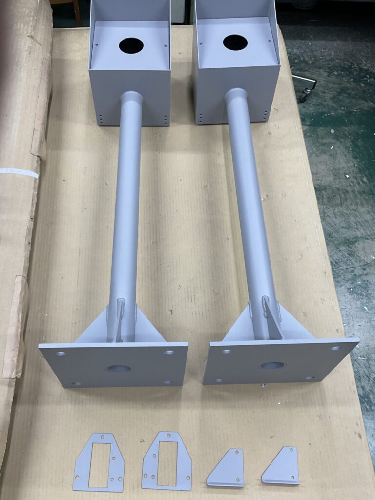 自社内で板金加工を行った信号灯に焼付塗装
を行った際の様子。