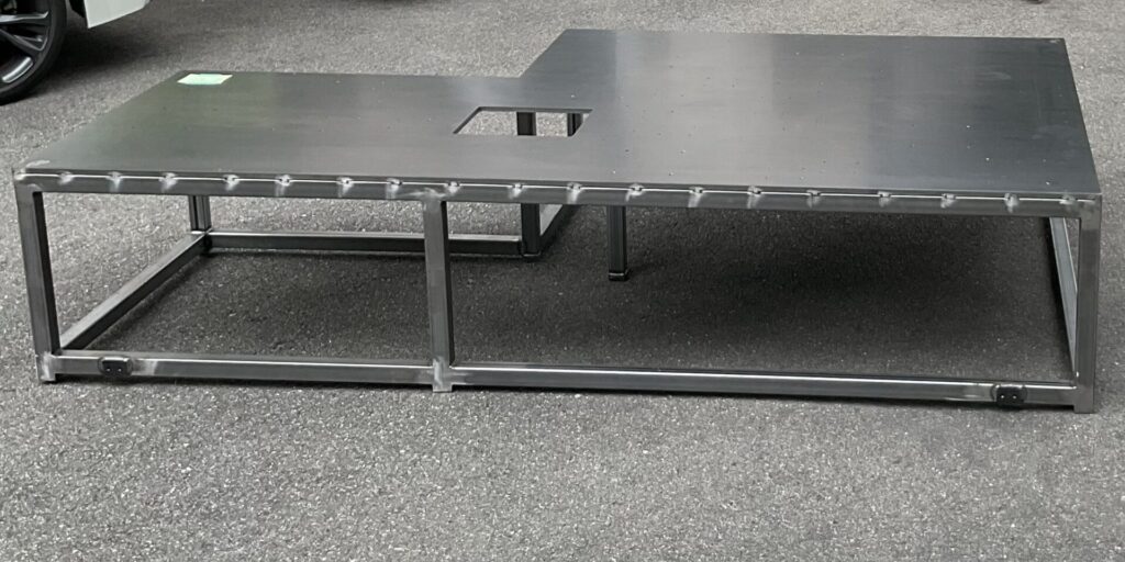 t=12の厚板鉄板と角パイプを溶接して製作した製缶フレーム