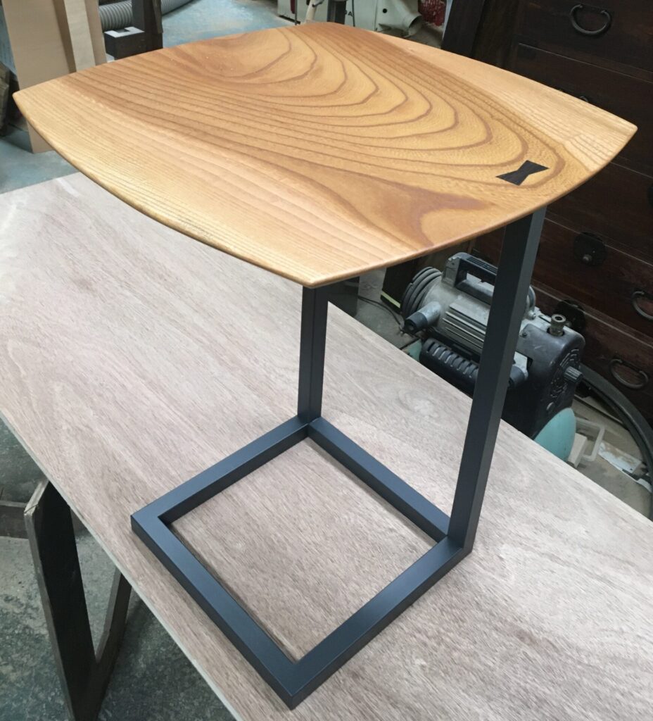 テーブル脚のオーダーメイド加工。角パイプを切断しTIG溶接を行った後に焼付塗装を行ったテーブル脚。有限会社マルカ製作所