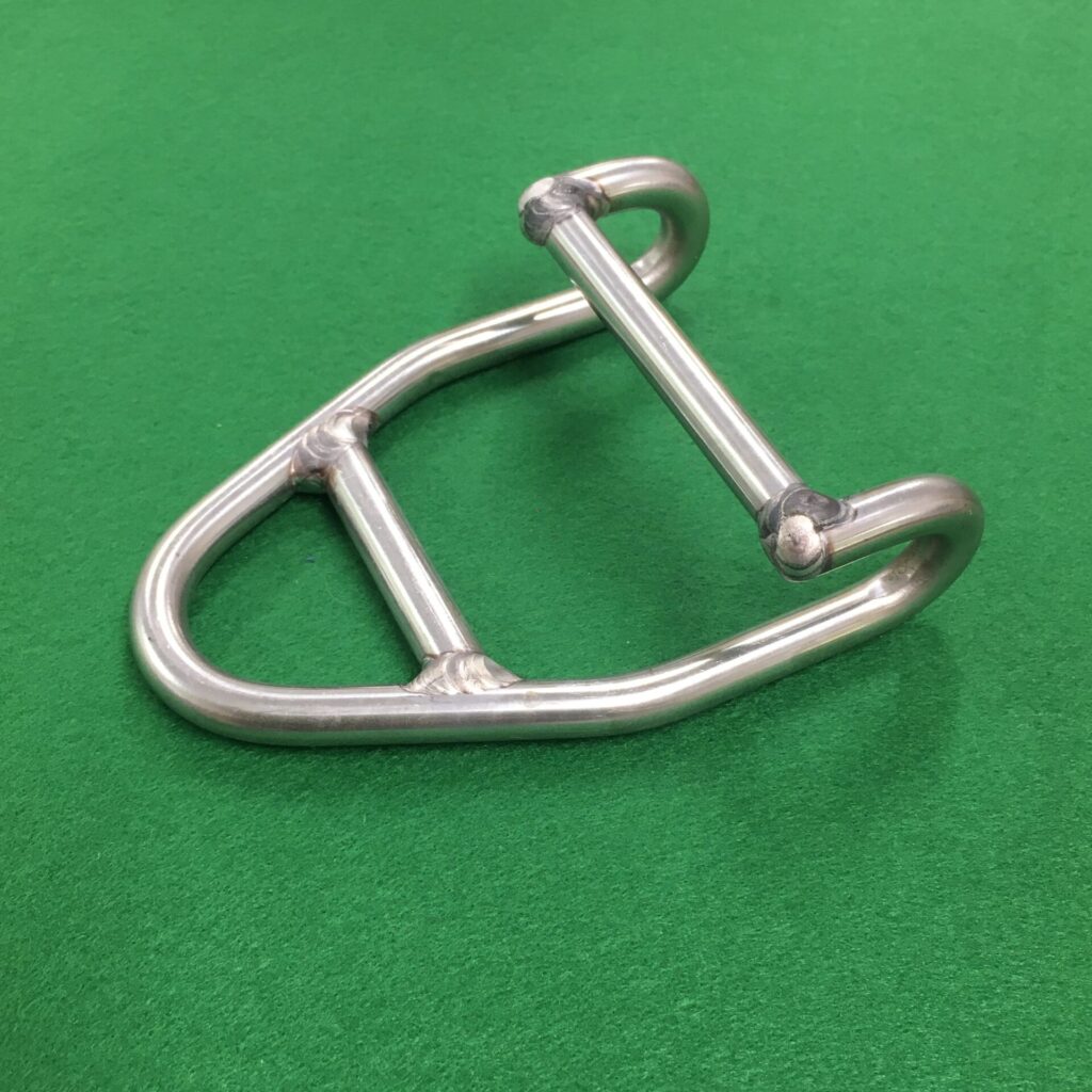 ステンレス(SUS304 )の丸棒をベンダーで曲げた上でTIG溶接した金具。有限会社マルカ製作所