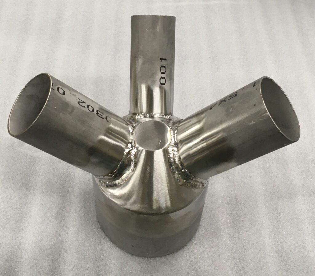 ステンレスの配管部品。SUS304(未研磨)の丸パイプと板金部品をTIG溶接したもの。有限会社マルカ製作所