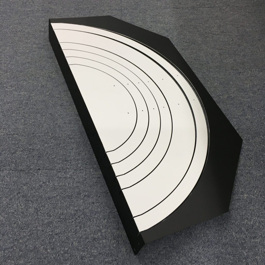 鉄板(SPCC)t=1.6をタレットパンチプレスでブランク加工を行った後にベンダー加工機で曲げ加工を行った板金加工品。表面処理はマスキングを駆使した焼付塗装(二色塗装)。有限会社マルカ製作所