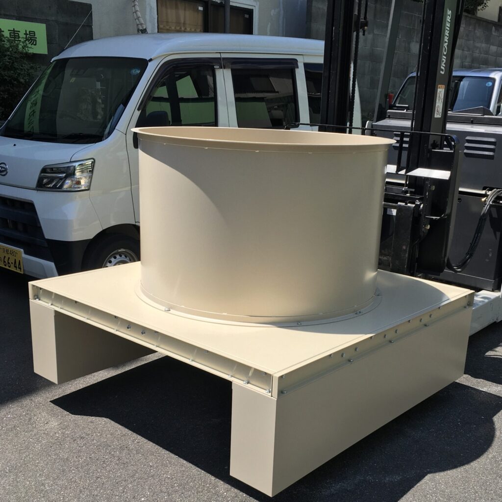 プラント用の製缶品。鉄板(SPHCーP)t=3.2をレーザー切断し、ロールベンダーやベンダー加工機を使用し曲げ加工を行った製品。表面処理は焼付塗装。有限会社マルカ製作所