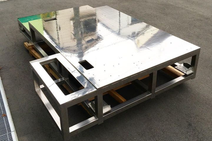ステンレス(SUS304)の角パイプと板材をTIG溶接し、バフ研磨した架台。有限会社マルカ製作所